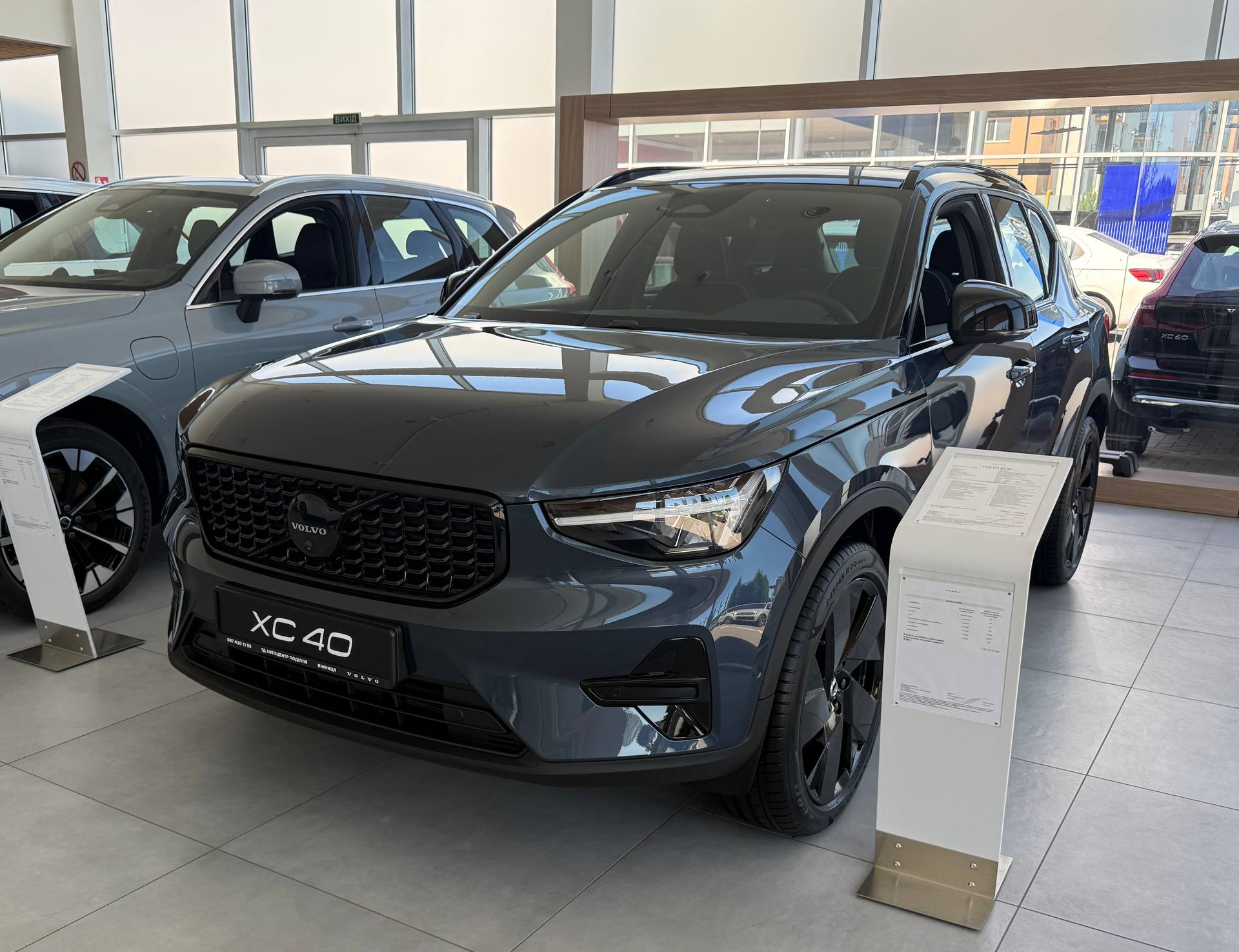 volvo xc40 ultra black edition в салоні чорна
