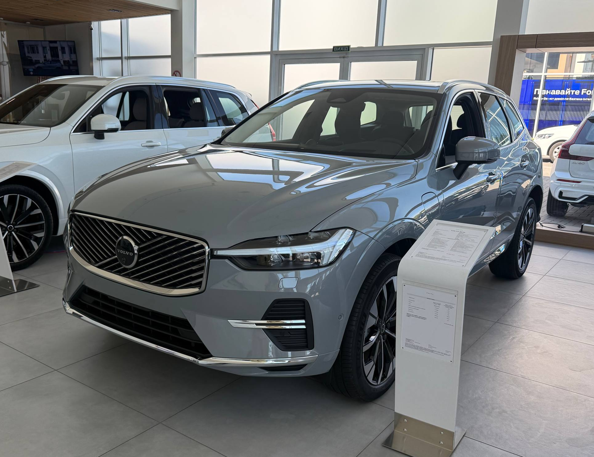 volvo xc40 ultra black edition в салоні біла сіра