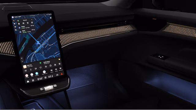 Інтер’єр Volvo ES90 із центральним дисплеєм та підсвічуванням