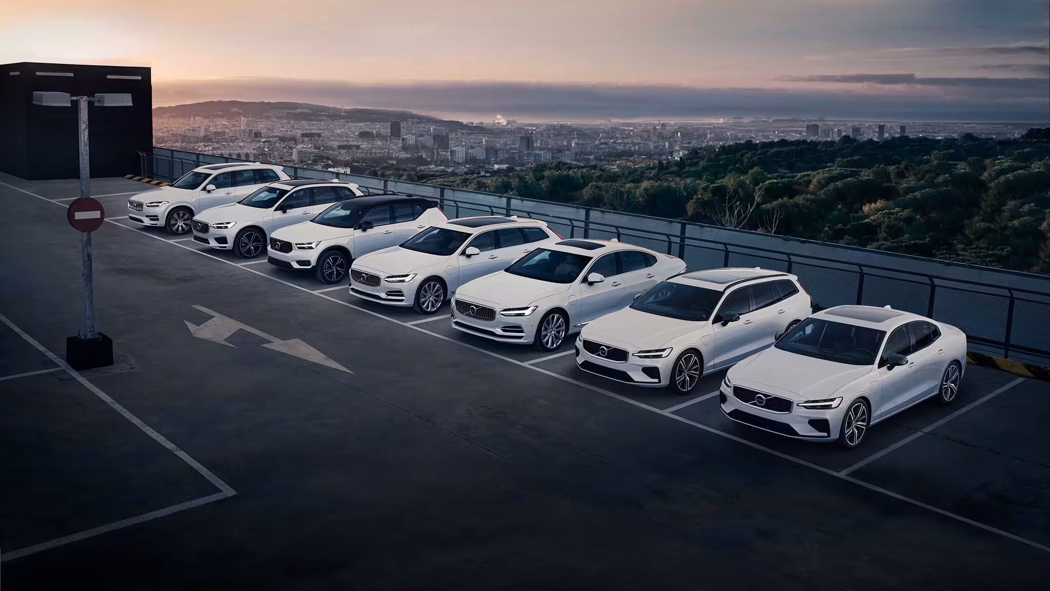 Лінійка автомобілів Volvo у шоурумі