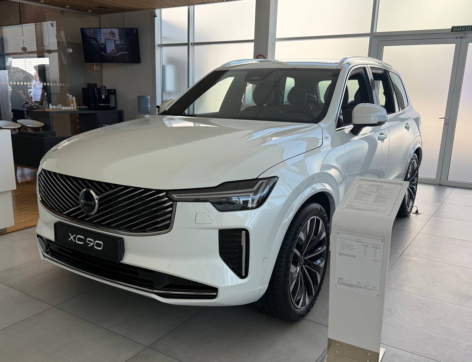 volvo xc40 ultra black edition в салоні біла