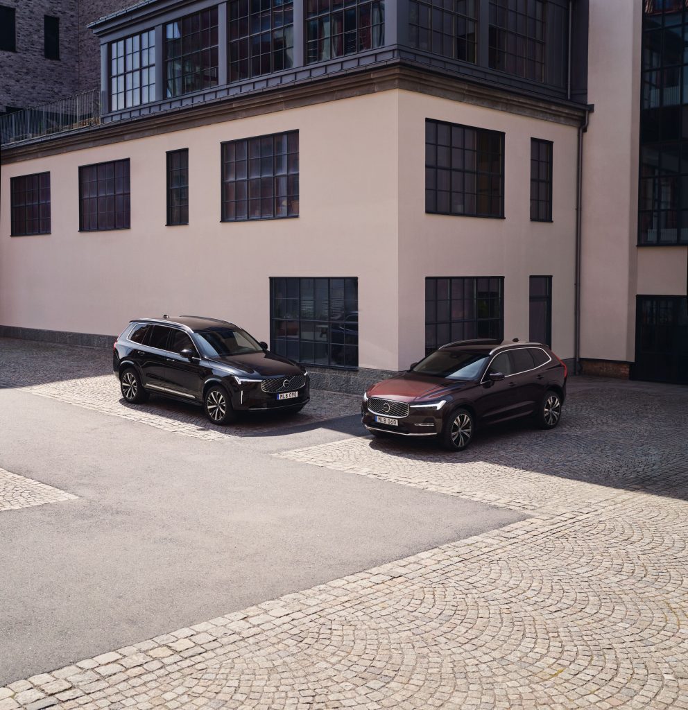 два volvo автомобіля біля будинку