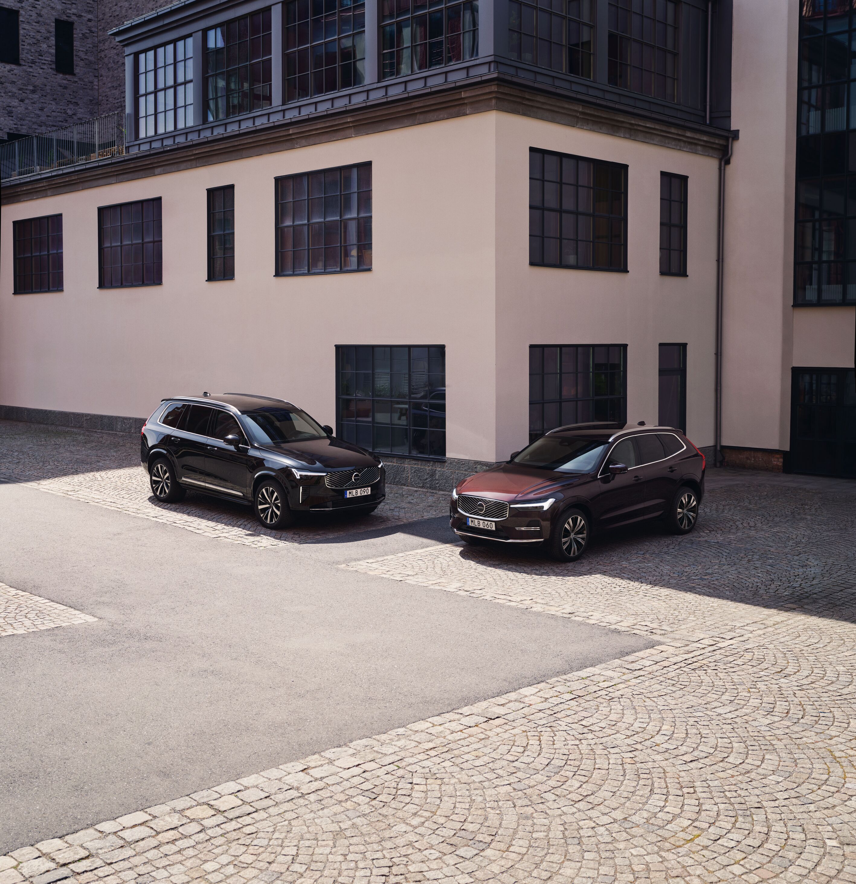 два volvo автомобіля біля будинку