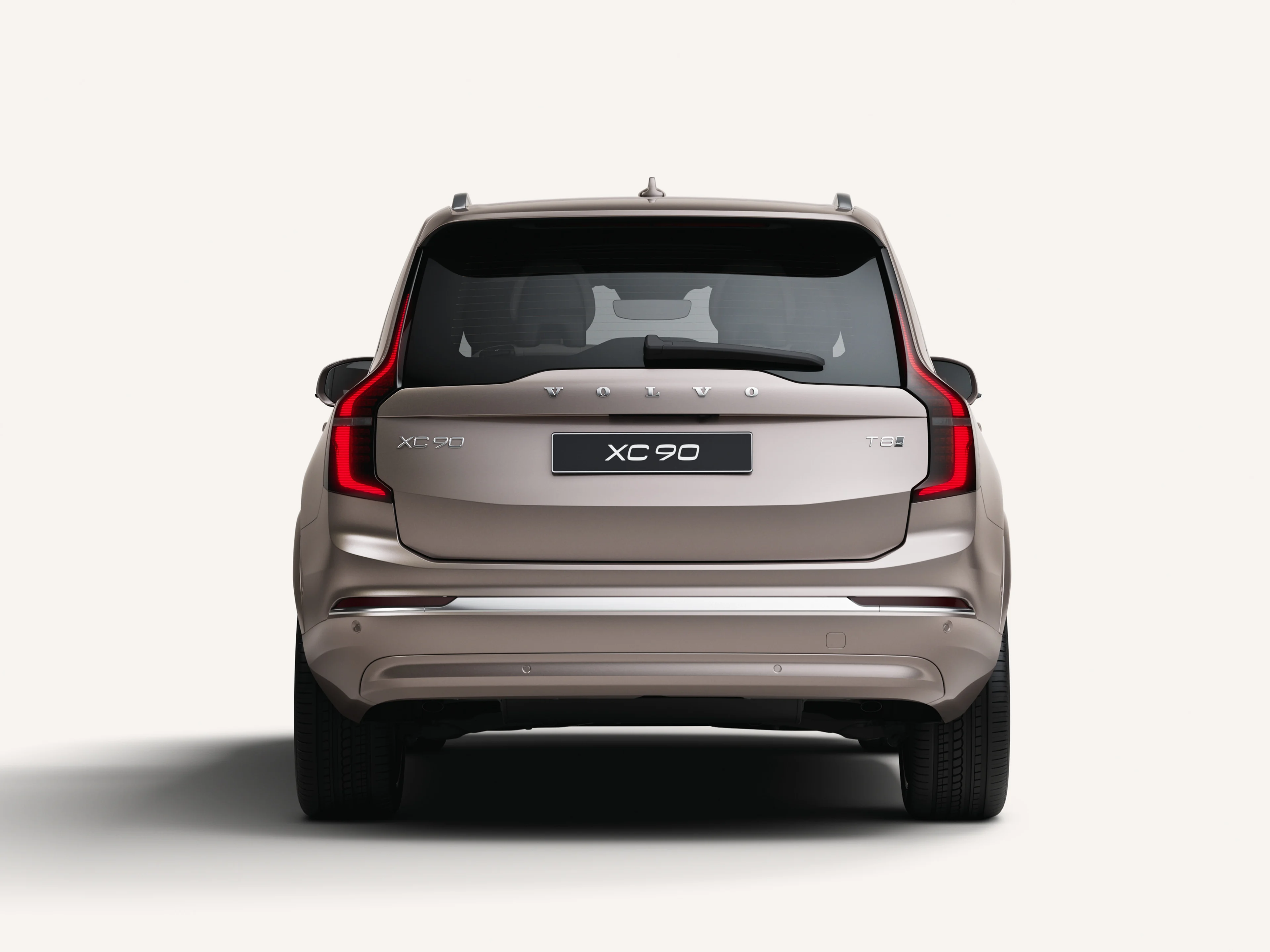 Задня частина Volvo XC90 з LED-ліхтарями, заднім двірником і шильдиками XC90 та T8