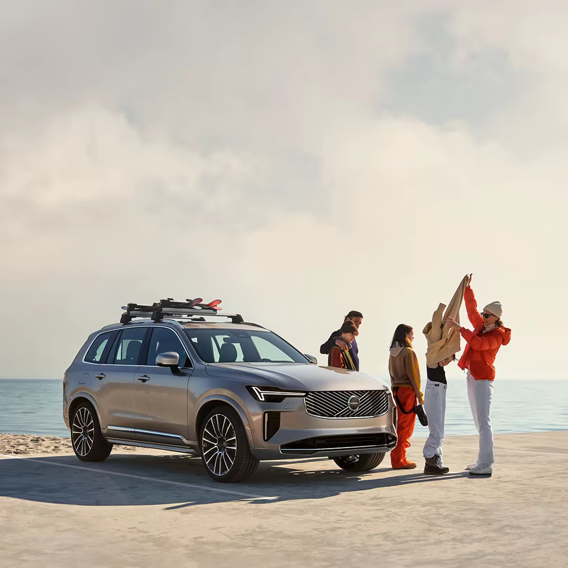 Volvo XC90 Plug-in Hybrid — універсальний семимісний SUV